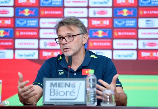 hlv-troussier-gay-tranh-cai-khi-che-bong-da-trung-quoc-bang-nhung-loi-le-phu-phang